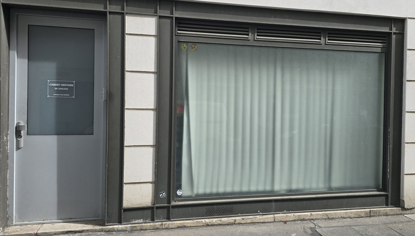 Devanture du cabinet dentaire du Dr Sahloul, 4 bis rue Mertens à Bois-Colombes